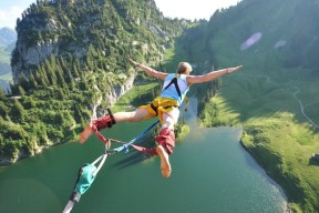 库里在IG比赛中败北，关键助攻引发热议！