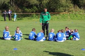 乐动体育开户地址 -世俱杯次回合对决在即！纽约尼克斯演练定位球，洛杉矶快船密集防守应对